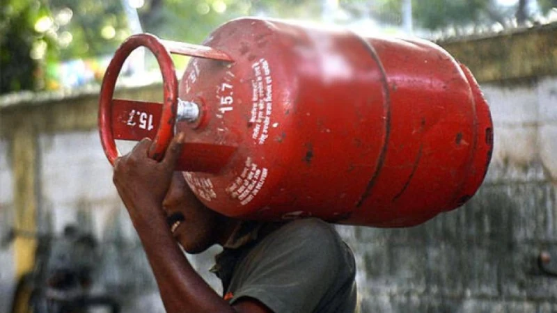 দাবি আদায়ে সারাদেশে এলপিজি সিলিন্ডার বিক্রি বন্ধ