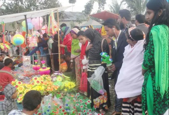 আড়াইশ’ বছরের ঐতিহ্যবাহী পৌষমেলায় উপচেপড়া ভিড়