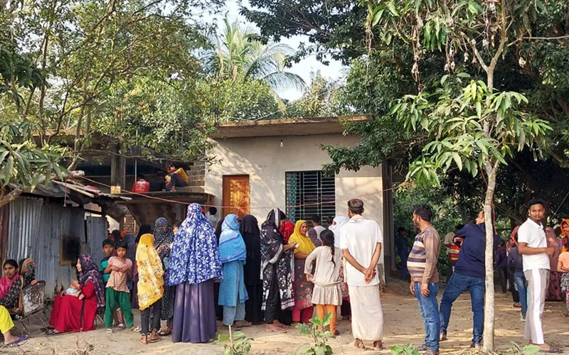 পরকীয়ায় জড়িয়ে সাড়ে ৩ বছরের শিশু কন্যাকে হত্যা করল মা