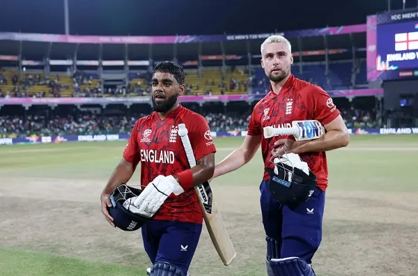 নিউজিল্যান্ডকে হারিয়ে সেমির দৌঁড়ে পাকিস্তানের আশা বাঁচিয়ে রাখল ইংল্যান্ড
