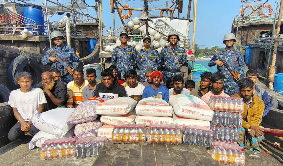 মিয়ানমারে পাচারকালে সিমেন্ট বোঝাই বোটসহ ১৯ জন আটক