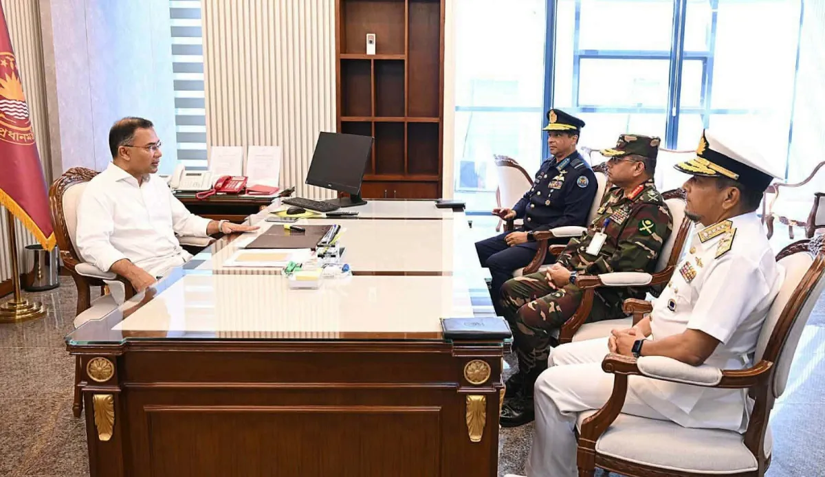 প্রধানমন্ত্রীর সঙ্গে তিন বাহিনী প্রধানের সাক্ষাৎ