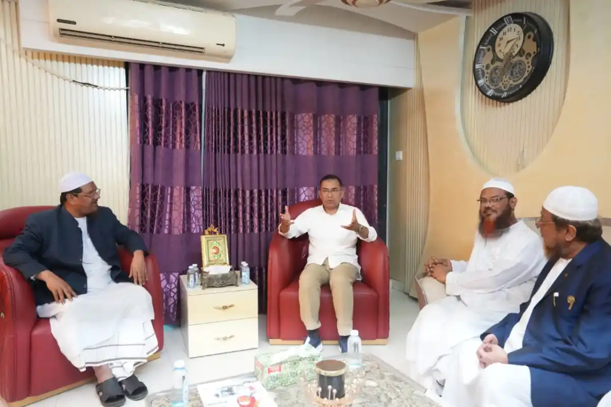 চরমোনাই পীরের বাসায় তারেক রহমান