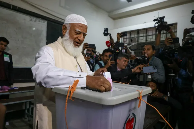 ভোট দিয়েছেন জামায়াতের আমির ডা. শফিকুর রহমান
