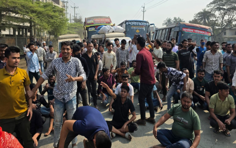 নারায়ণগঞ্জে বকেয়া বেতনের দাবিতে গার্মেন্টস শ্রমিকদের সড়ক অবরোধ