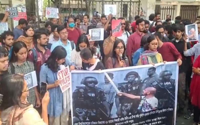 ঢাবি শিক্ষার্থীর ওপর পুলিশের হামলার প্রতিবাদে শাহবাগ থানার সামনে বিক্ষোভ
