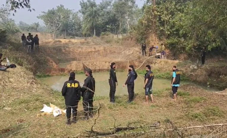 কুমিল্লায় পুকুরে মিললো বিপুল পরিমাণ অস্ত্র