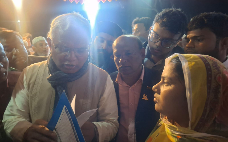 গণসংযোগের ফাঁকে দরিদ্র রোগীদের জন্য প্রেসক্রিপশন লিখতে হচ্ছে ডা. জাহিদকে
