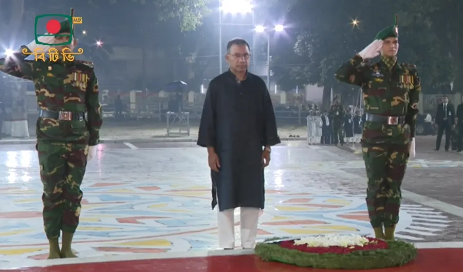 শহীদ মিনারে প্রধানমন্ত্রীর শ্রদ্ধা নিবেদন