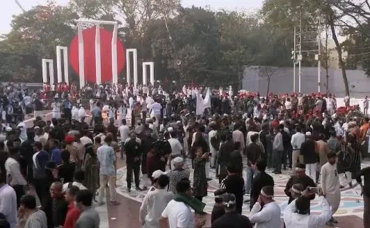 ভোর থেকে শহীদ মিনারে সর্বস্তরের মানুষের শ্রদ্ধা