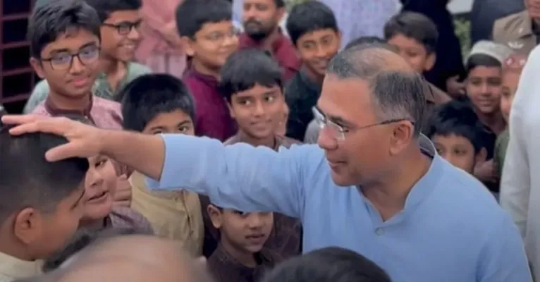জুমার নামাজের পর শিশুদের সঙ্গে প্রধানমন্ত্রীর কুশল বিনিময়