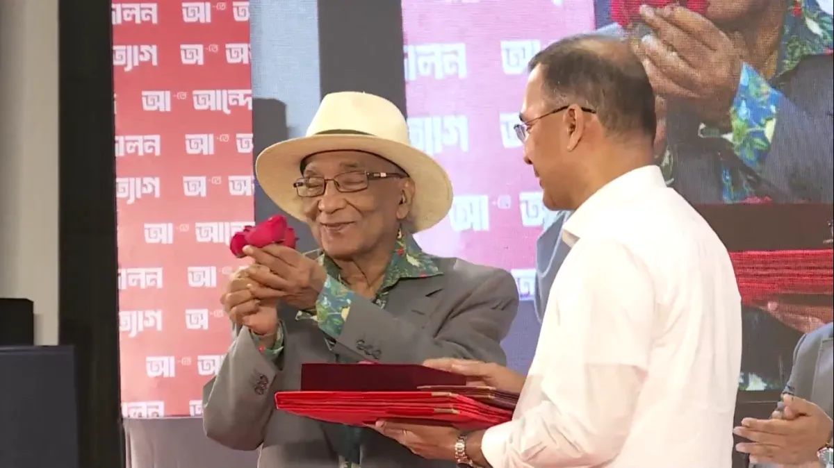 প্রধানমন্ত্রীকে লাল গোলাপ উপহার দিলেন শফিক রেহমান