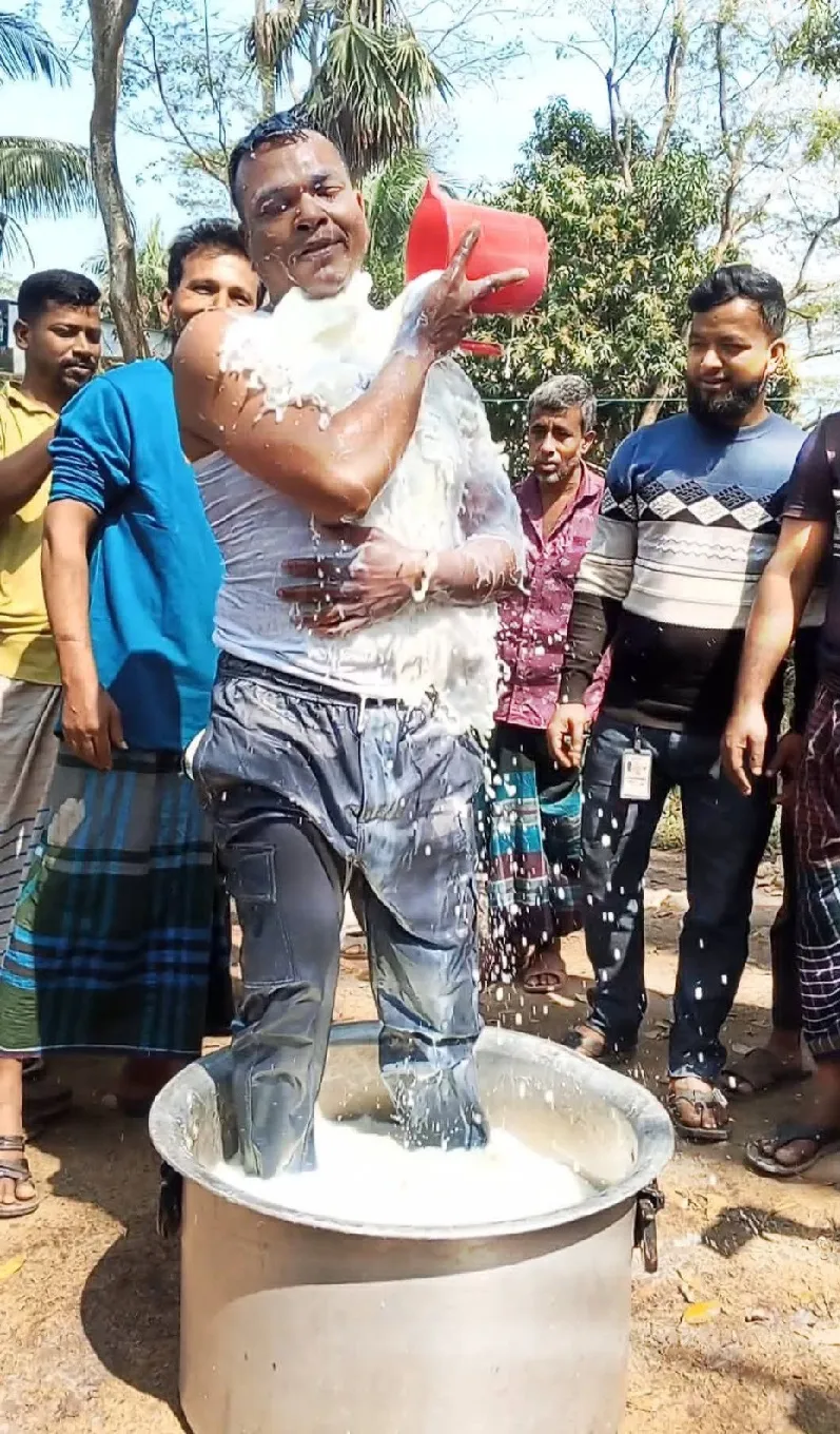 দুধ দিয়ে গোসল করে অনলাইন জুয়া ছাড়লেন যুবক