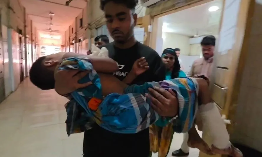 ককটেল বিস্ফোরণে গুরুতর আহত শিশু, ঢাকা মেডিকেলে প্রেরণ