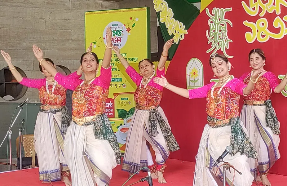বকুলতলার বাইরে প্রথমবার, মুক্তিযুদ্ধ জাদুঘরে বসন্তের রঙ