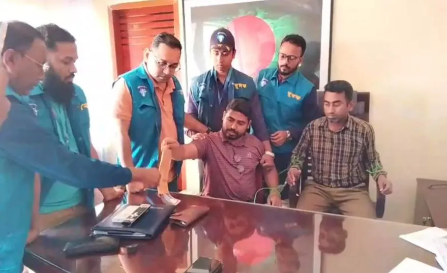 ঘুষের লাখ টাকাসহ দুদকের জালে উপজেলা প্রকল্প কর্মকর্তা