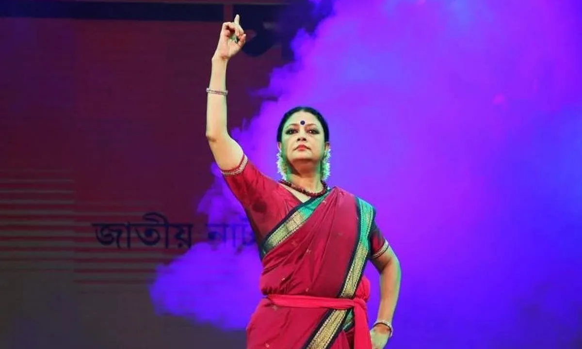নৃত্যে একুশে পদক নিয়ে বিতর্ক, যে প্রশ্নে বিব্রতবোধ করছেন মুনমুন আহমেদ