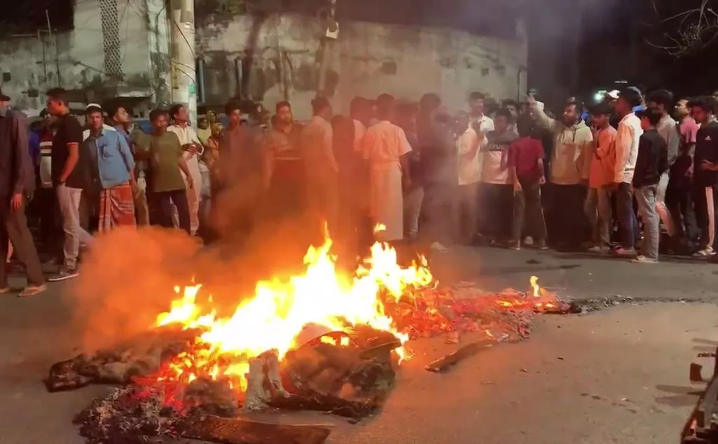 রাজশাহীতে আগুন জ্বালিয়ে সড়ক অবরোধ, বিক্ষোভ