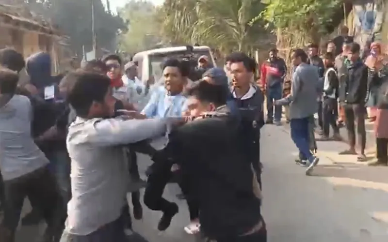 রাজশাহী-৫ আসনের দুর্গাপুরে ধানের শীষ ও ফুটবল প্রতীকের সমর্থকদের সংঘর্ষ