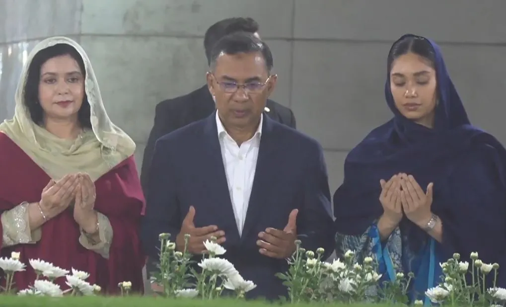 জিয়াউর রহমান ও খালেদা জিয়ার কবর জিয়ারত করলেন প্রধানমন্ত্রী