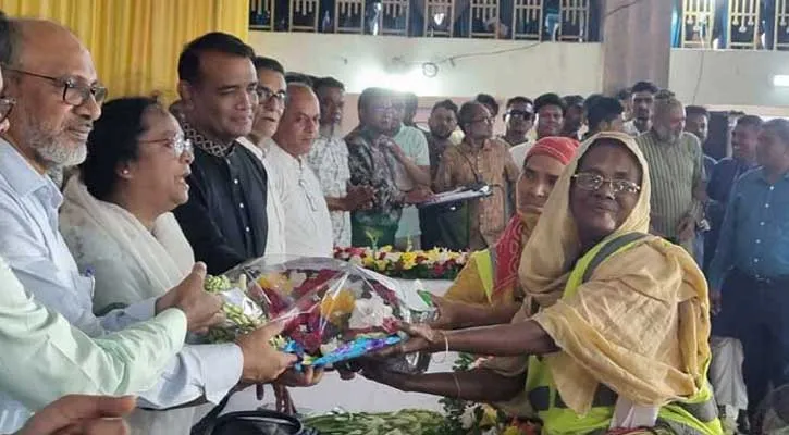 প্রধানমন্ত্রীর উপহার পেয়ে খুশি বিসিসির ১৩৭৮ পরিচ্ছন্নতাকর্মী
