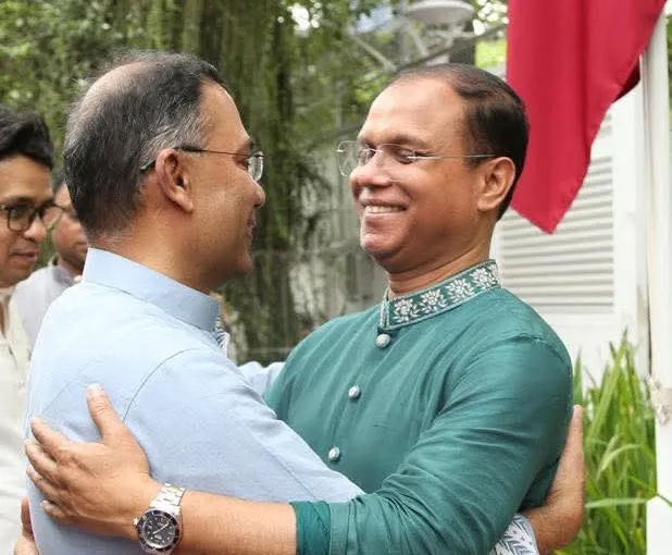 কেনো আলোচনায় এ কোলাকুলি