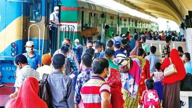 ঈদের ছুটিতে রাজধানী ছাড়ছে লাখো মানুষ