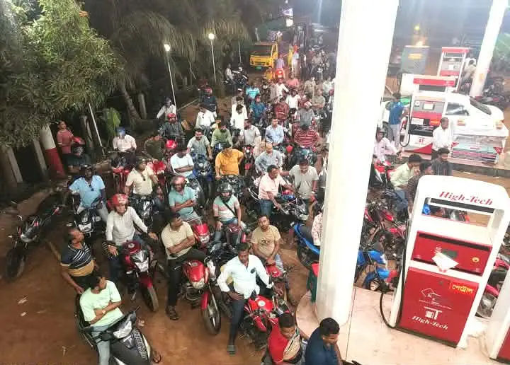 গোপালগঞ্জে জ্বালানি তেলের সংকট, দীর্ঘ লাইনে দাঁড়িয়েও মিলছে না তেল