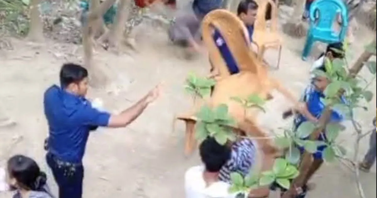 পুলিশের সামনেই বৃদ্ধকে পিটিয়ে হত্যা!