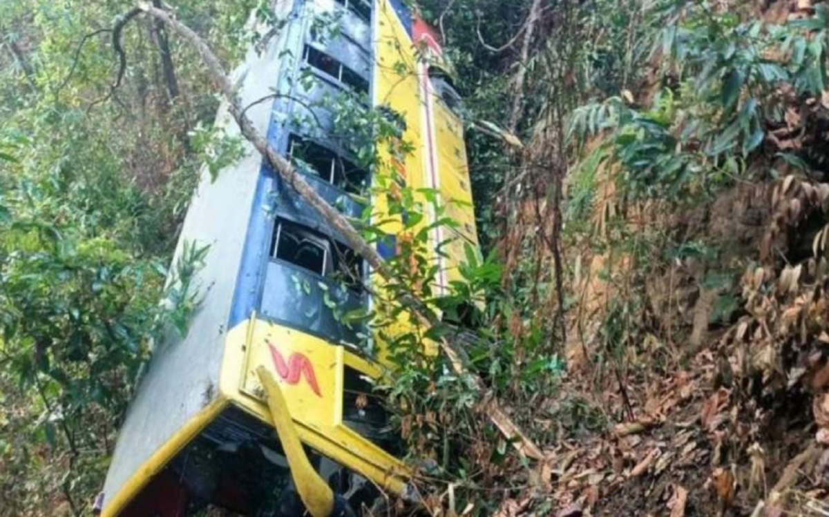 বান্দরবানে পাহাড়ের খাদে পর্যটকবাহী বাস, আহত ২০