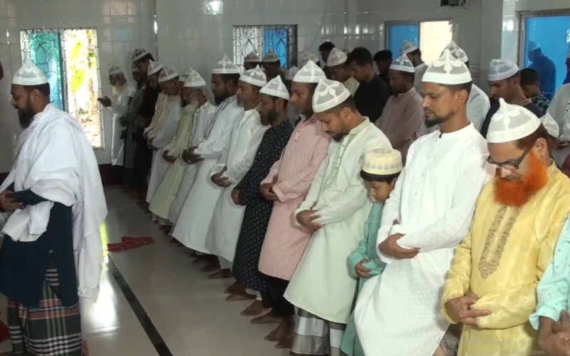 বরিশালে সৌদি আরবের সঙ্গে মিল রেখে ঈদ উদযাপন