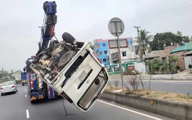 ঈদযাত্রায় মাইক্রোবাসের সিলিন্ডার বিস্ফোরণ, চালকসহ নিহত ৩