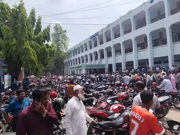 ফুয়েল কার্ডের জন্য ডিসি অফিসে মোটরসাইকেল চালকদের উপচে পড়া ভিড়