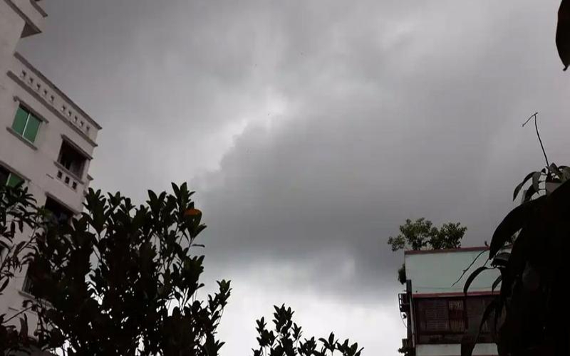 ঢাকায় আংশিক মেঘলা আকাশ, দিনের তাপমাত্রা অপরিবর্তিত
