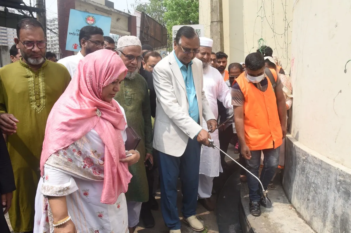 রাজধানীতে ডিএসসিসির পরিচ্ছন্নতা অভিযান, নতুন যানবাহন হস্তান্তর