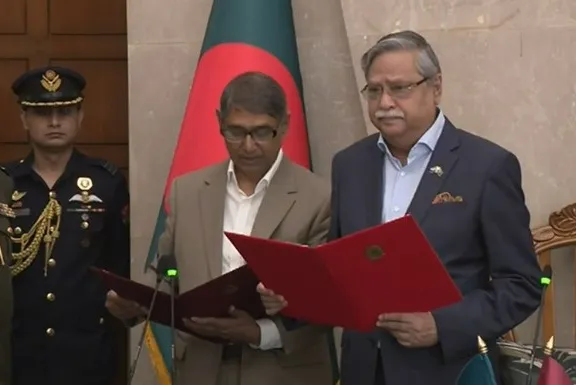 মন্ত্রী হিসেবে শপথ নিলেন আহমেদ আযম খান
