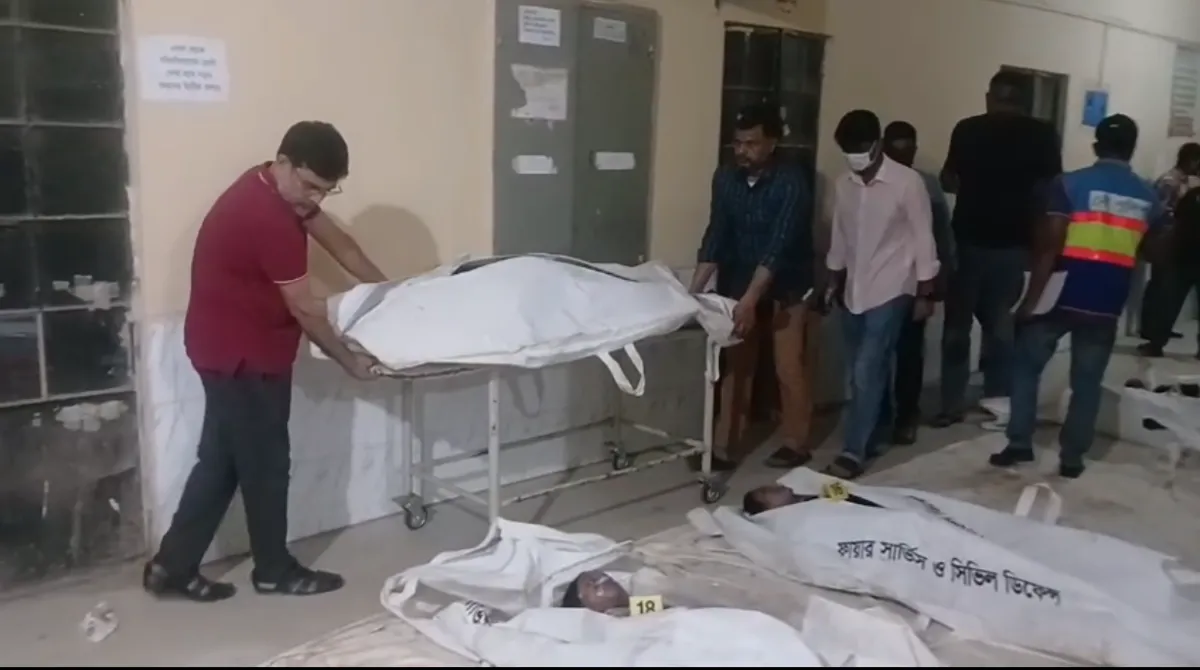 পদ্মায় বাস ডুবি: একের পর এক মিলছে মরদেহ, জানা যাচ্ছে পরিচয়