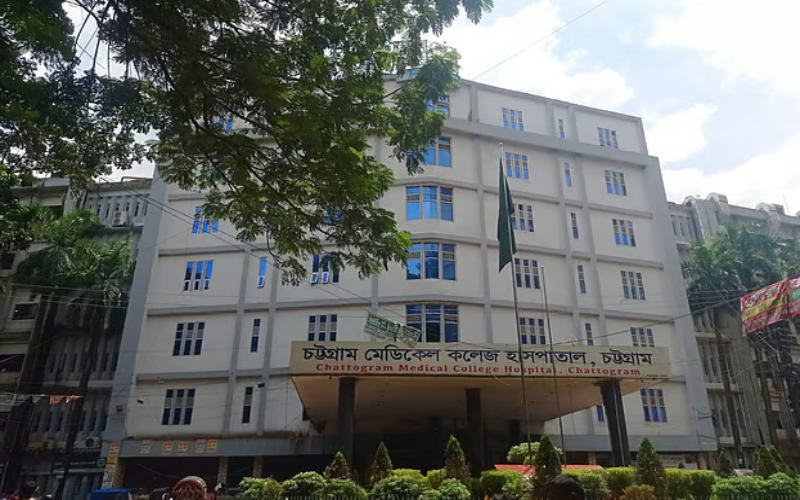 সীতাকুণ্ডে বোটানিক্যাল গার্ডেনে শ্বাসনালি কাটা সেই শিশুটি মারা গেছে