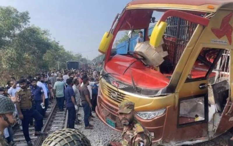 ৫ ঘণ্টা পর চট্টগ্রামের সঙ্গে সারাদেশের ট্রেন চলাচল স্বাভাবিক