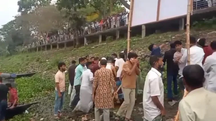 অতিরিক্ত মানুষের চাপে ভাসমান ড্রাম সেতু ধস, নিহত ৩ শিশু