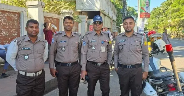নতুন ইউনিফর্মের কাপড়ে মান ঘাটতির অভিযোগ