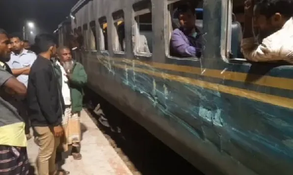 রেললাইনে আটকে পড়া ট্রাকে ট্রেনের ধাক্কা!