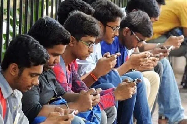 জেন-জি প্রজন্ম: মোবাইল আসক্তি ও মানসিক অবসাদের ক্রমবর্ধমান সংকট