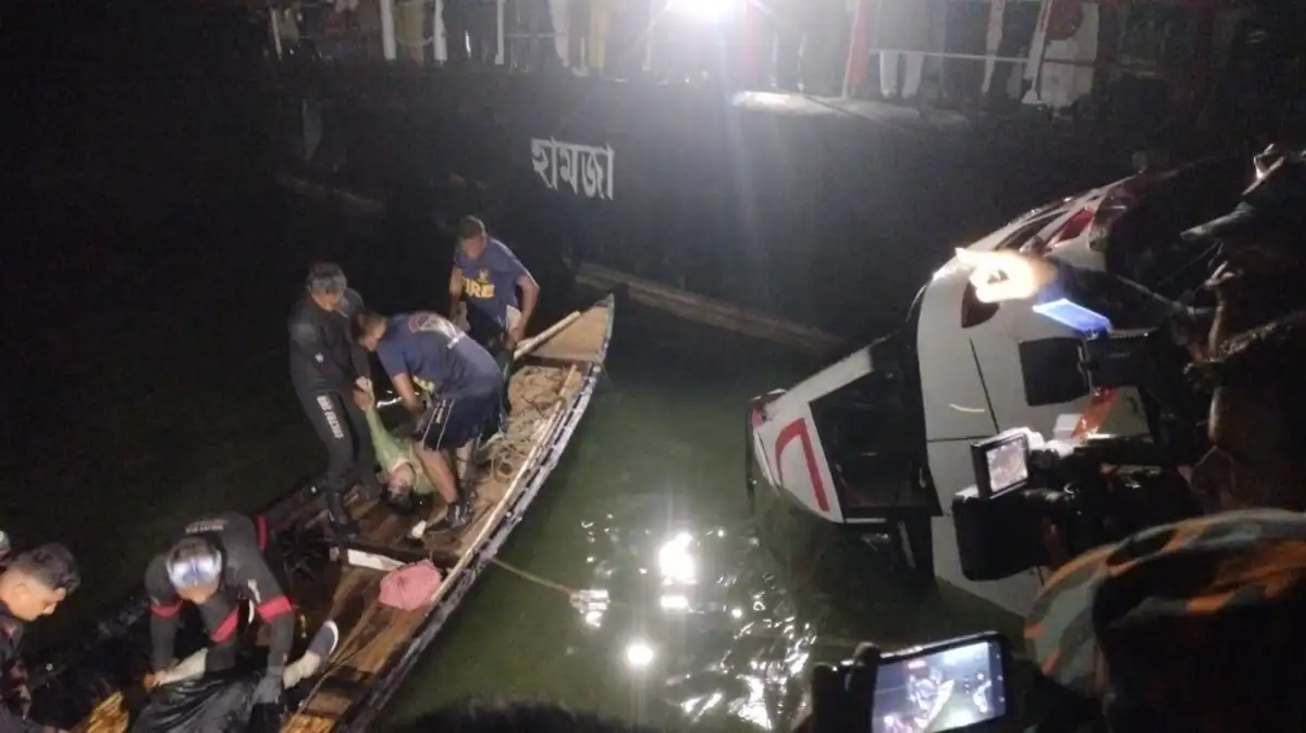 দৌলতদিয়ায় বাস ডুবিতে উদ্ধার হচ্ছে আরও মরদেহ…
