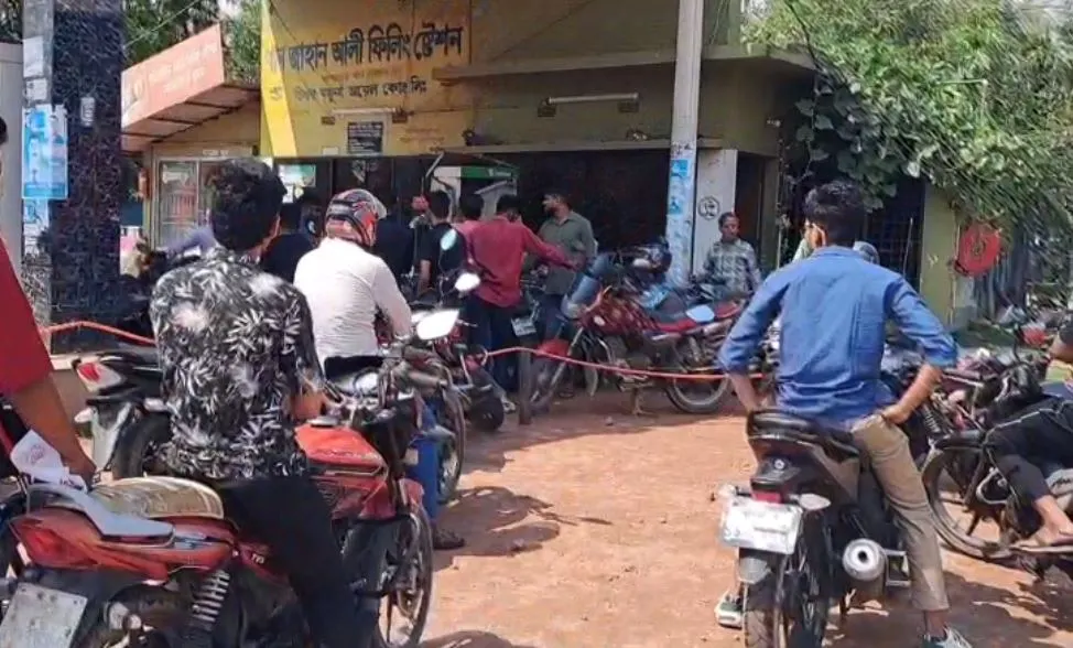 বাগেরহাটে জ্বালানি তেলের সংকটে চরম ভোগান্তি