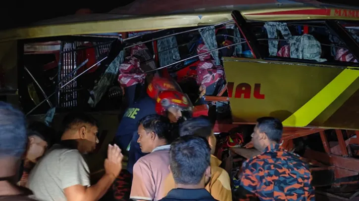 কুমিল্লায় ট্রেন ও বাসের ভয়াবহ সংঘর্ষে নিহত ১২