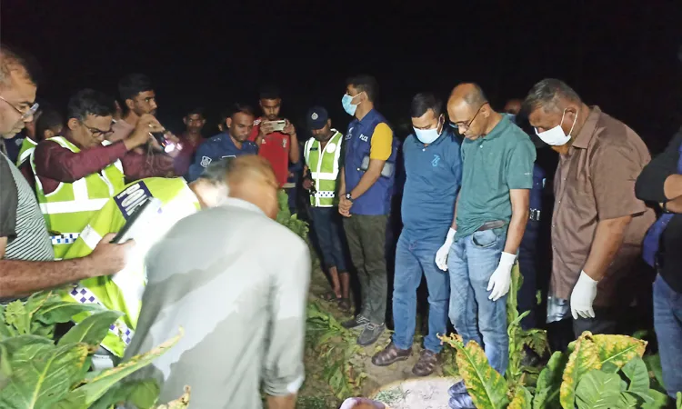 গৃহবধূকে এলোপাতাড়ি কুপিয়ে হত্যা