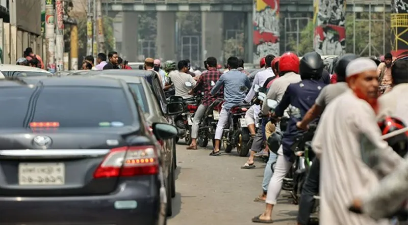 পাম্পগুলোতে অপেক্ষার লাইন দীর্ঘ হচ্ছে, বাড়ছে যানজট