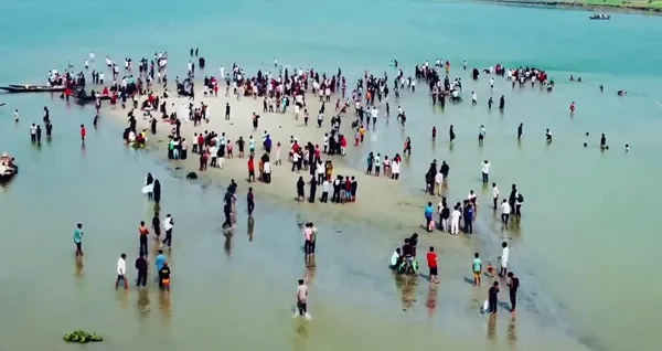 মধুমতি নদীর বুকে জেগে উঠেছে বিশাল বালুচর, হাজারো মানুষের ভিড়