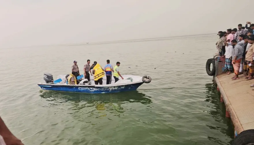 ফেরিতে ওঠার সময় নদীতে ডুবলো যাত্রীবাহী বাস, বহু হতাহতের আশঙ্কা